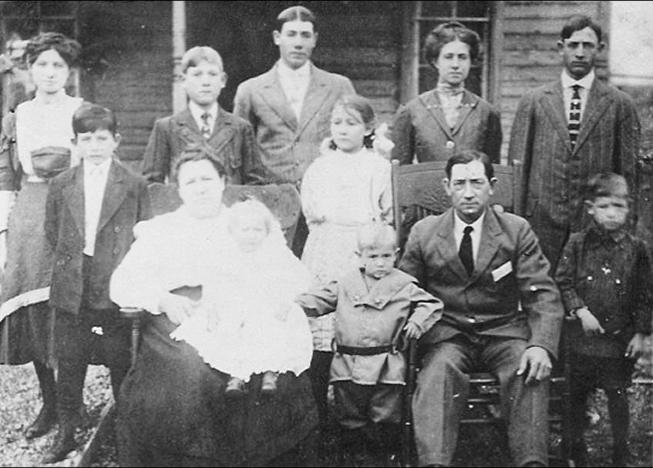 The Lonnie and Cissy Cox family, 1898